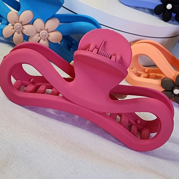 6 Acrylic Hair Claw Clips with Flower Detail New - Picture 4 of 7